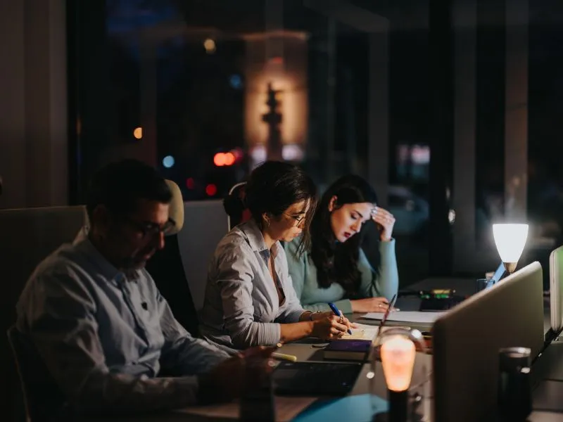 Mi rejlik a „busy culture” mögött?