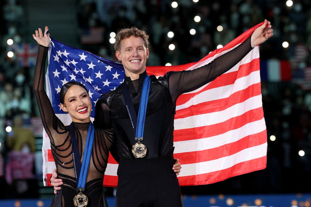 Madison Chock és Evan Bates. A kedvenc szerelmespárunk történetéről korábban terjedelmesebb cikkben is beszámoltunk. Az amerika jégtánc kettős most arra készül, hogy házaspárként is aranyérmet szerezzenek a téli olimpiai játékokon.