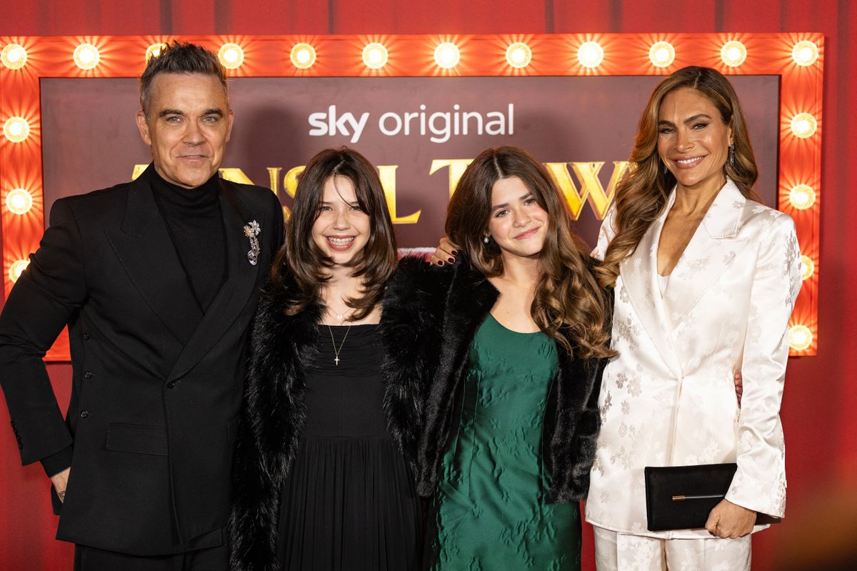 Robbi Williams feleségével és gyerekeivel.