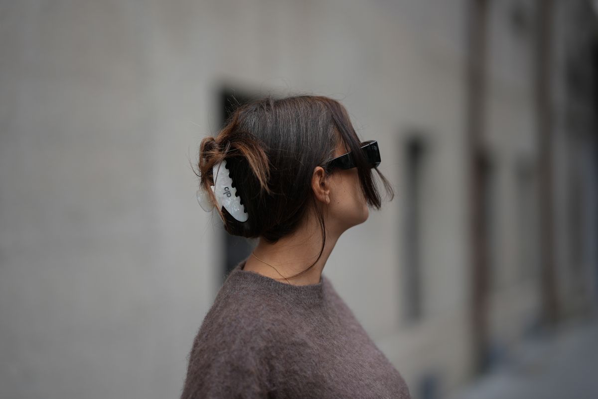 Barna hajú nő kiegészítővel a hajában