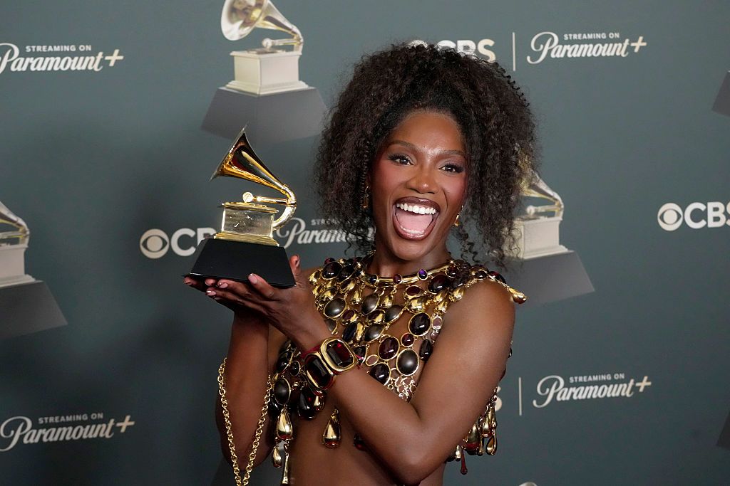 Doechii hosszú haját feltűzte a Grammy-díjátadó gálára.