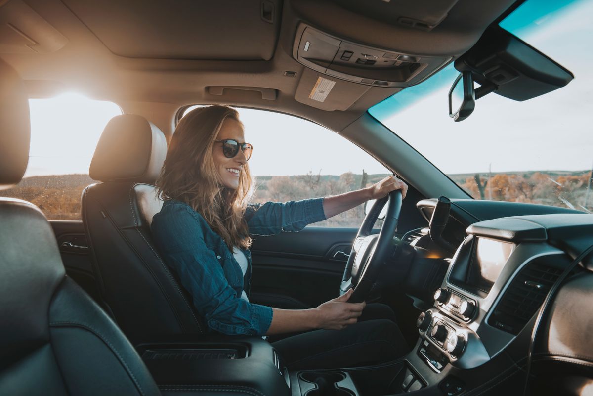KRESZ-kvíz: egy női sofőr az autójában vezetés közben. 