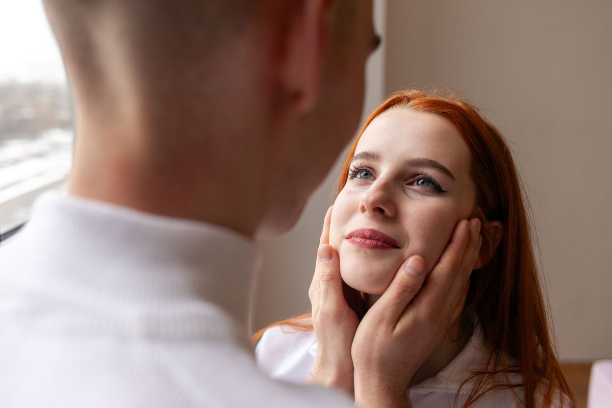 Szerelemfüggőségben szenvedő nő szerelmesen néz a párjára