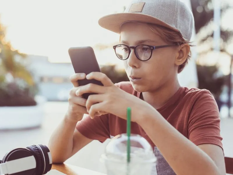 Okostelefon nélkül a gyerekek sokkal kiegyensúlyozottabbaknak bizonyultak