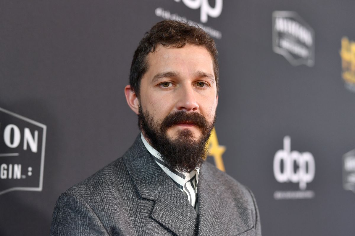 Shia LaBeouf verekedésbe keveredett, két rendbeli testi sértéssel vádolják.