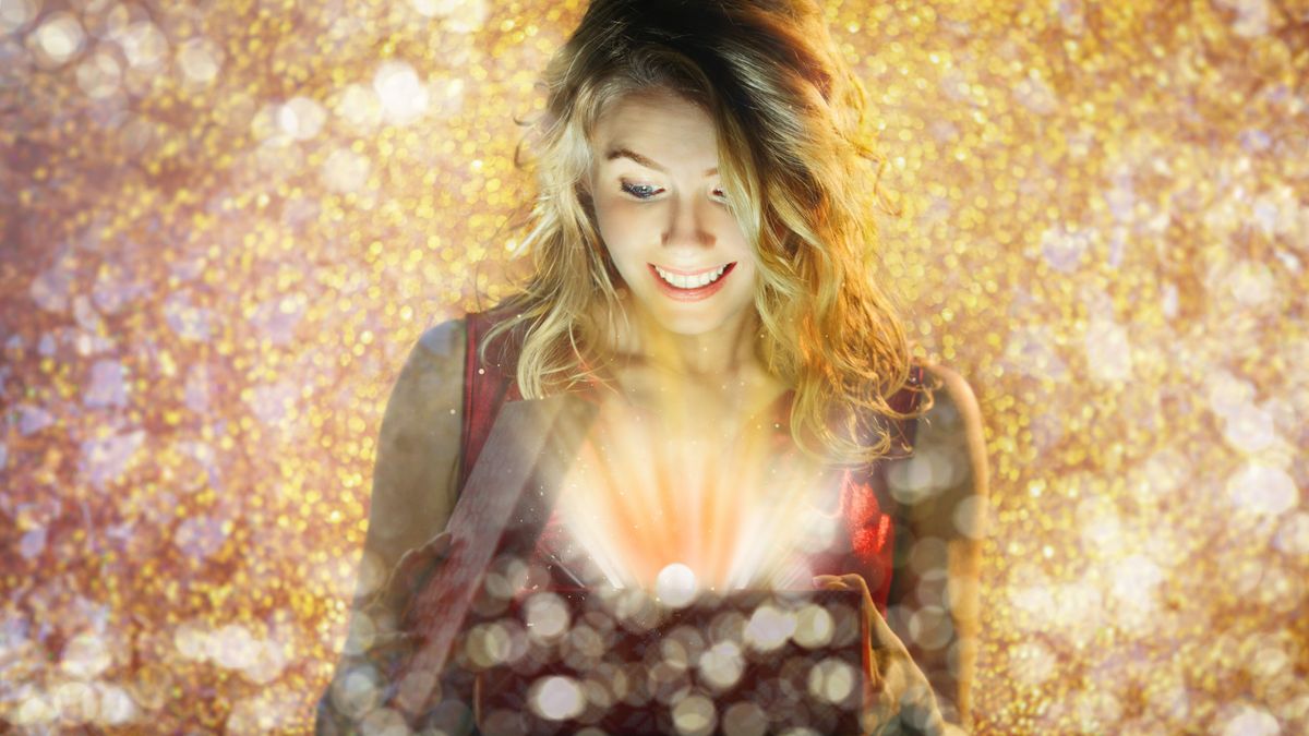 numerológia, illusztráció - egy nő fényes könyvet olvas