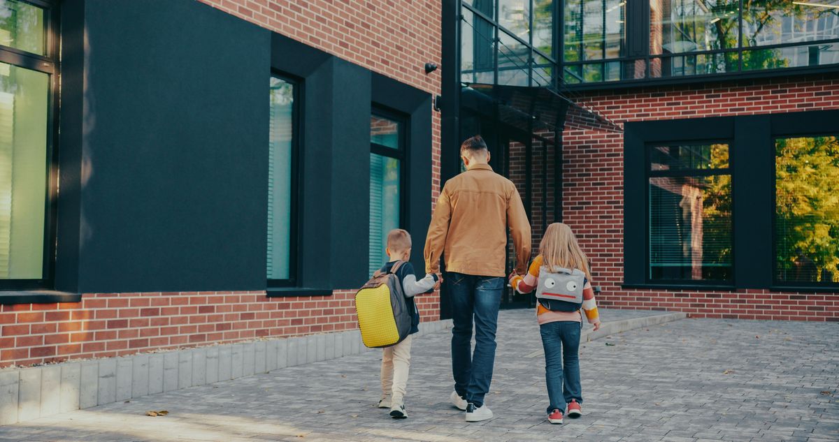 trófea apatípusú férfi viszi a gyerekeit az iskolába