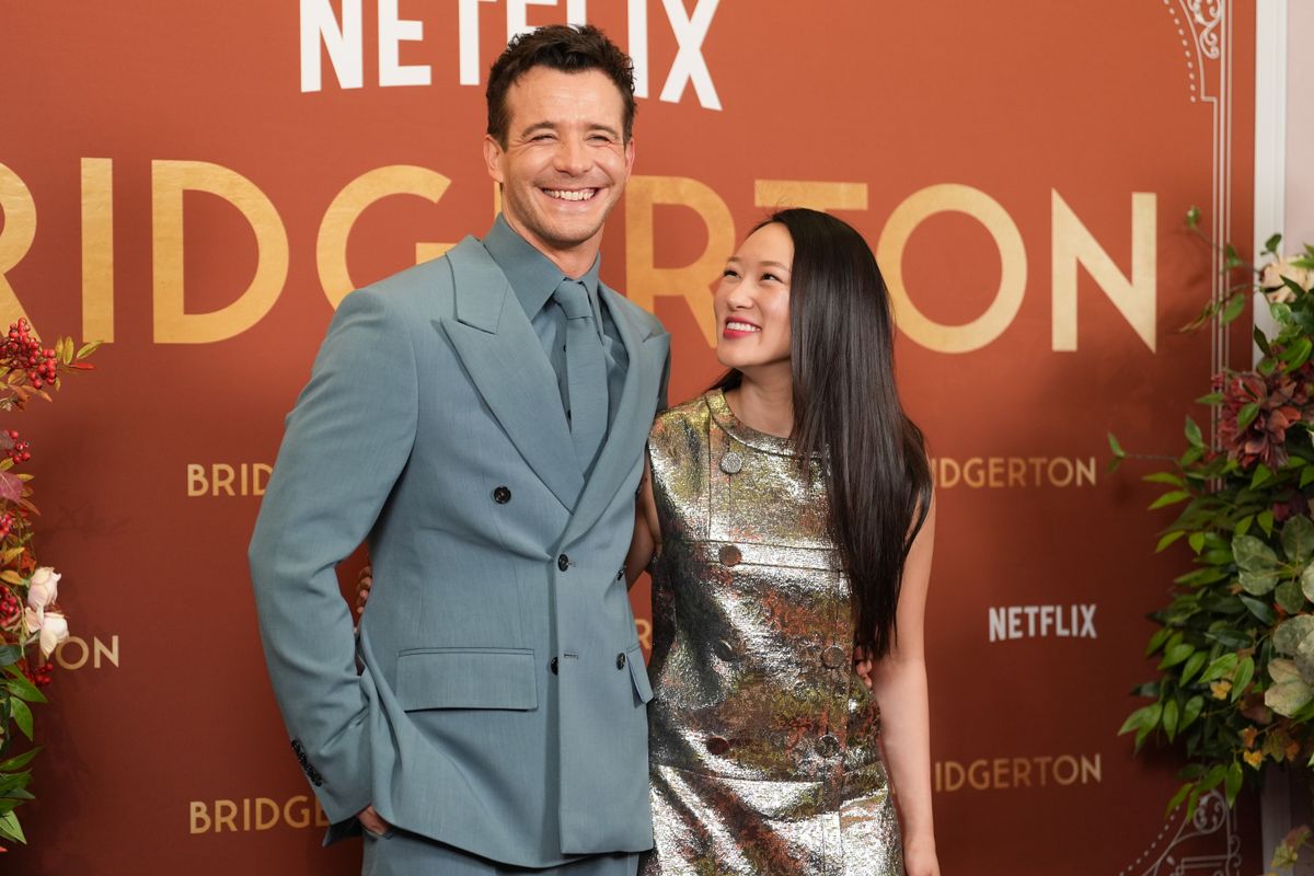 Luke Thompson és Yerin Ha, A Bridgerton család 4. évadának főszereplői - De kinek a szerelmi történetét dolgozza majd fel a Bridgerton 5. évada?