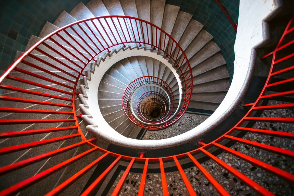 A vörös korlátos spirállépcső – az intenzív, mély nő.