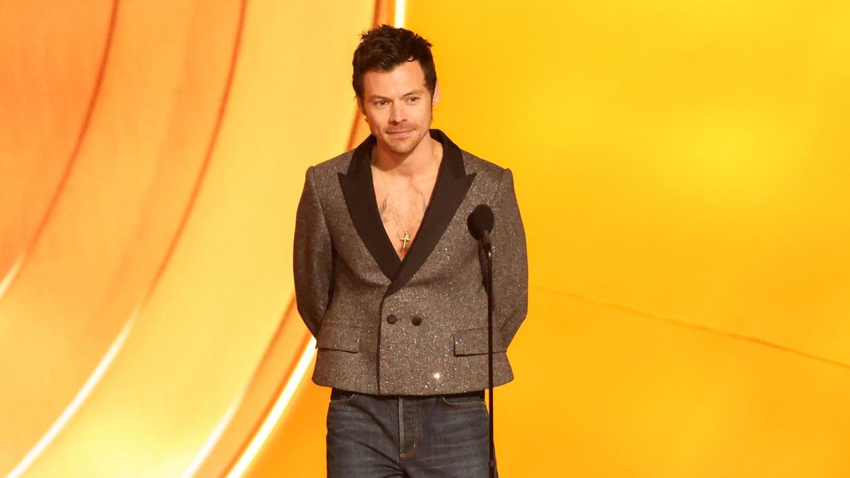 Grammy 2026: Harry Styles félmeztelen, zöld balerinacipőben lépett a színpadra – Fotó