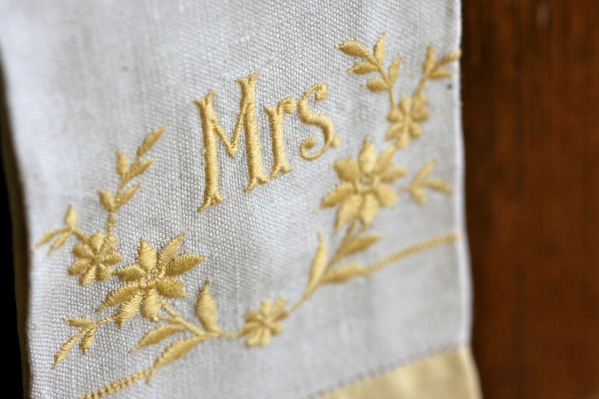 Bridgerton stílus: monogram