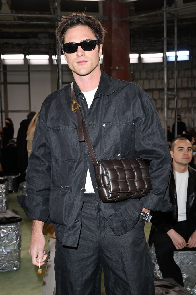 Jacob Elordi Bottega Veneta táskával, Milánóban.