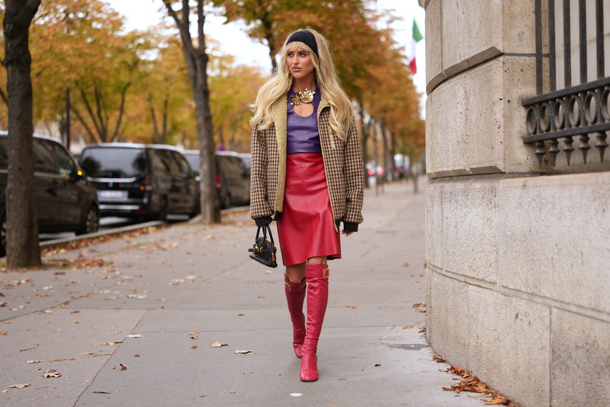 színes bőrszoknya a tavaszi divatban