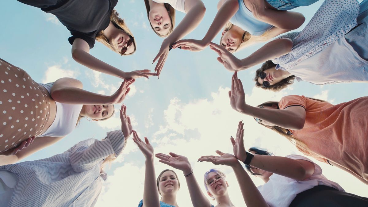 Barátok körben állnak és közösen szívet formálnak. Vajon ki az igazi barát közülük? A barátság-audit segít ebben!