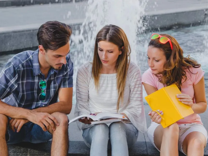 Nyári délután a teraszon, egy jó könyvvel – ez is lehet az önképzés nyáron