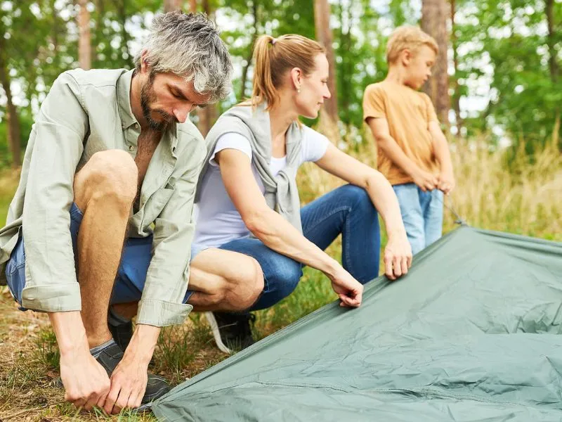 Kempingezési tippek: kezdőként érdemes megfogadni a hasznos tanácsokat, hogy nelegyen rémálom a sátrazás
