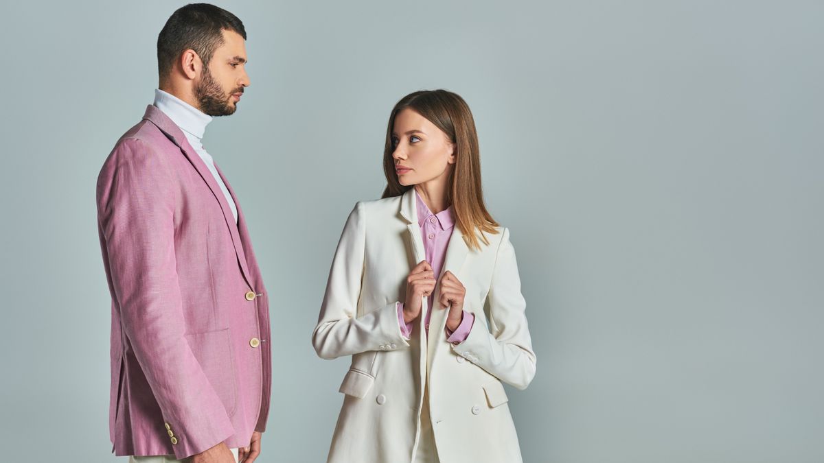 egy férfi és egy nő egymást nézik a képen, illusztráció a tesztes cikkhez