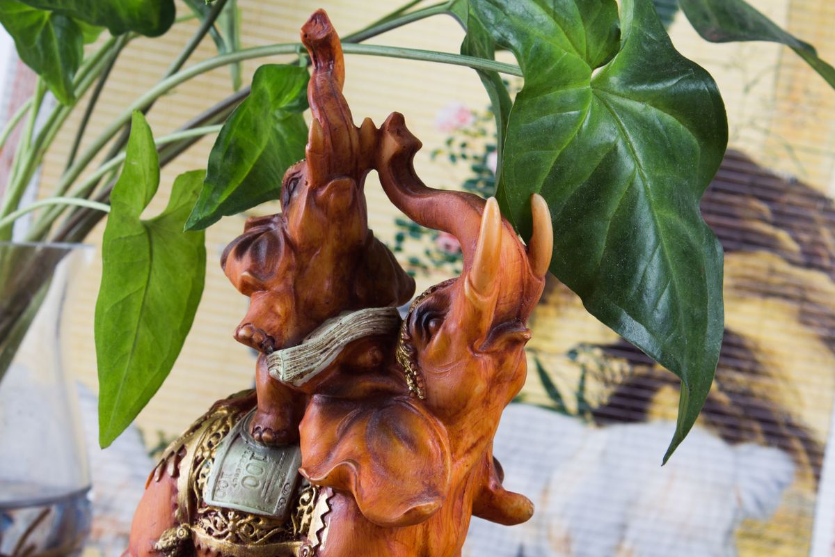 Feng shui szerencsehozó tárgyak: az elefánt indiai eredetű, ennek llenére a kínaiaik is szerencsehozó amulettnek tartják.