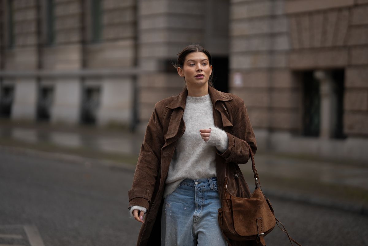 Fiatal nő a velúr kabáttrendben 