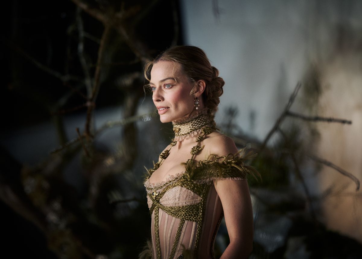 szexi fehérnemű ruha fölött – Margot Robbie