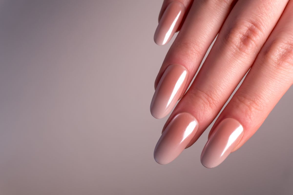 Milky pink körömtrend februárban.