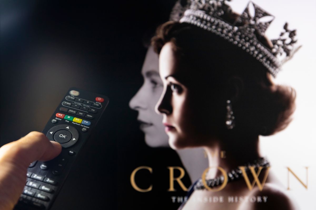 A Korona 6 évada Erzsébet királynő uralkodásának idején játszódik.