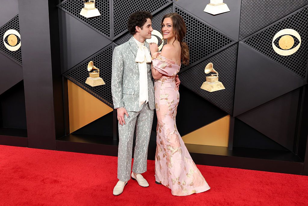 LOS ANGELES, CALIFORNIA - FEBRUARY 01: Darren Criss és Mia Swier a 68. Grammy-gálán Los Angelesben