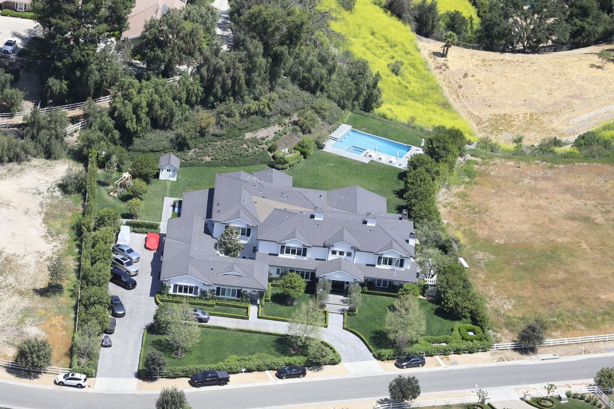 Kylie Jenner Hidden Hills-i fehér villája