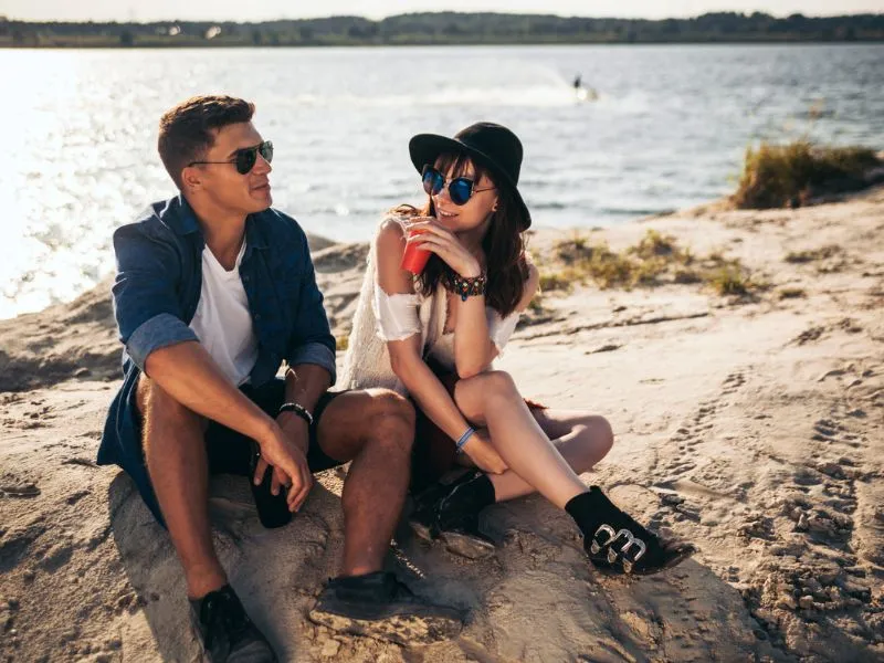 Ismerkedés nyaralás alatt, amikor a naplemente nem csak a horizontot színezi meg