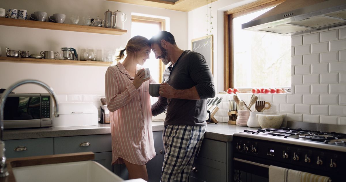 a szerelmi teszt illusztrálásához egy konyhában összebújó pár képét használtuk, akik kávét isznak pizsamában