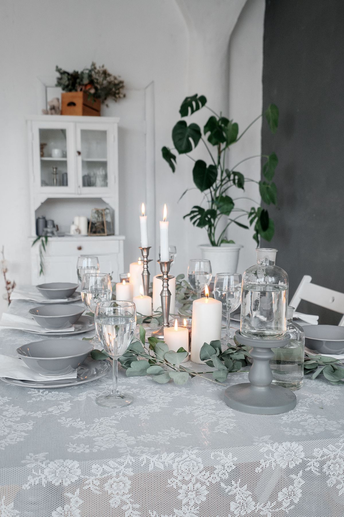 A csipketerítő modern enteriőrben is elegáns és karakteres dekoráció lehet.