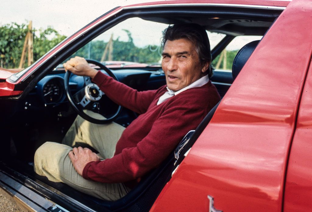 Ferruccio Lamborghini ül egy sportautóban.