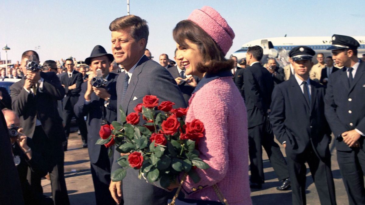 Jackie Kennedy 1963-ban, a rózsaszín kosztümjében