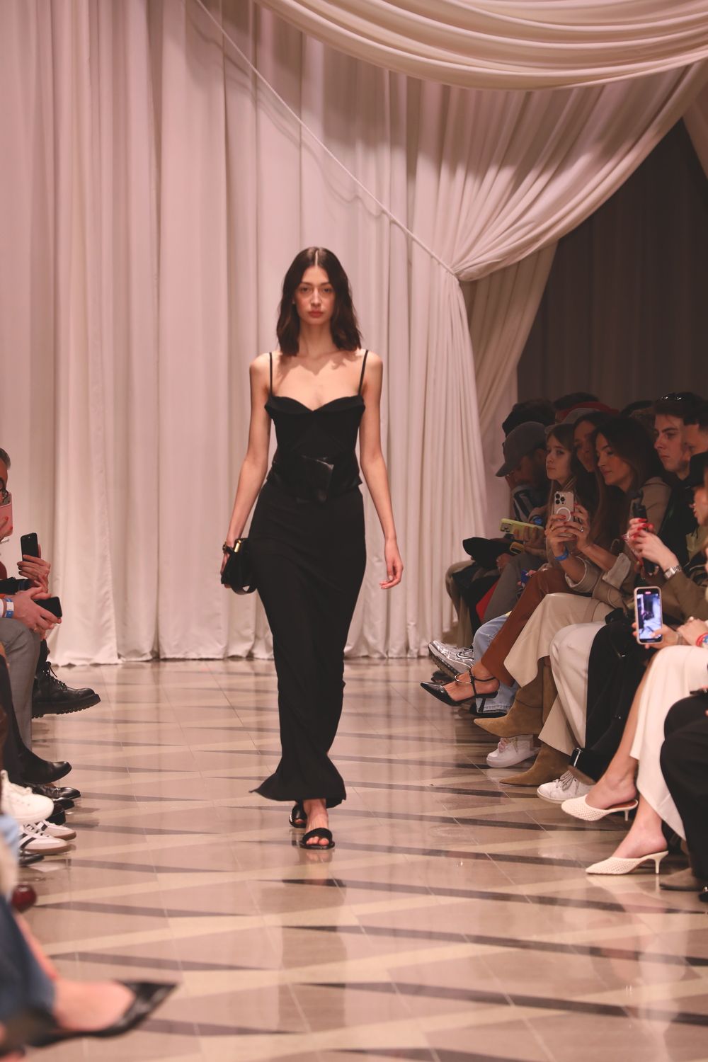 középen elválasztott, formázatlan haj