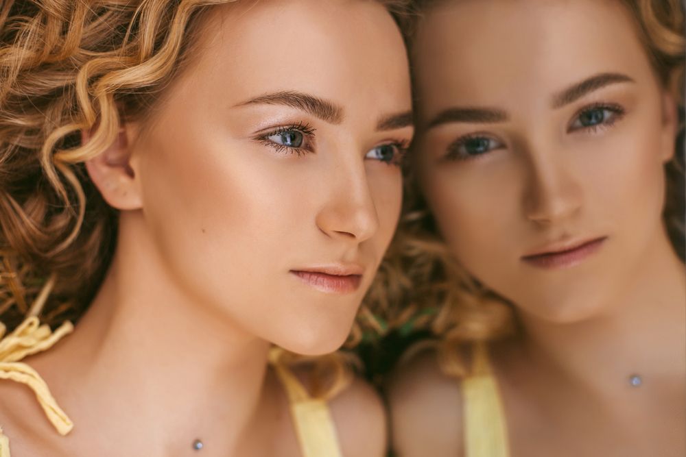 2 nő, hírességek cikkhez.