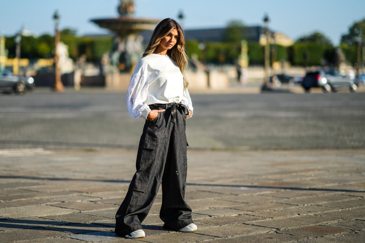 cargo nadrágot viselő modell