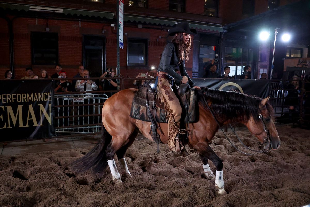 Bella Hadid lóháton