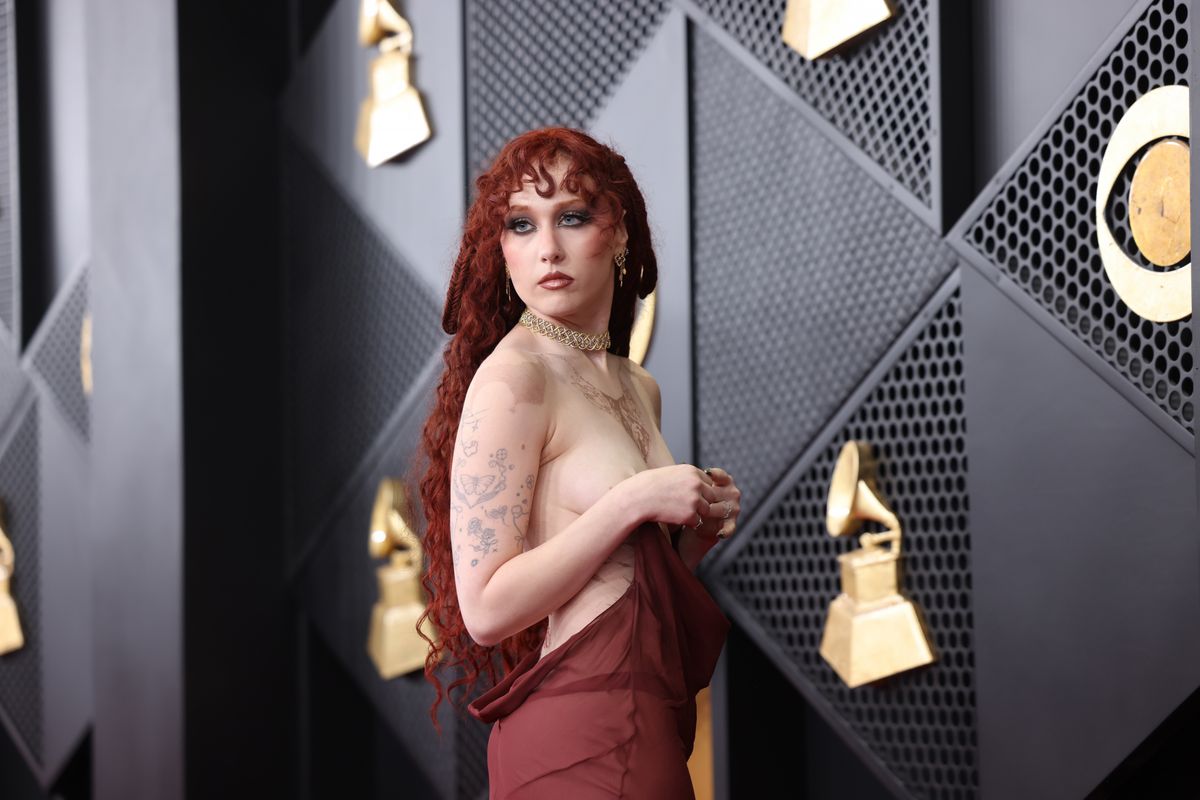 Chappell Roan a Grammygálán a mellbimbópiercinges ruhájában.