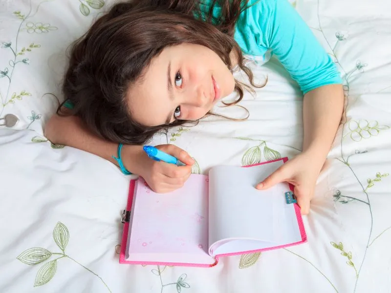 A naplóírás gyerekeknek akkor válik igazán hasznossá és élvezetessé, ha nem egy kötelező, iskolai feladatként jelenik meg