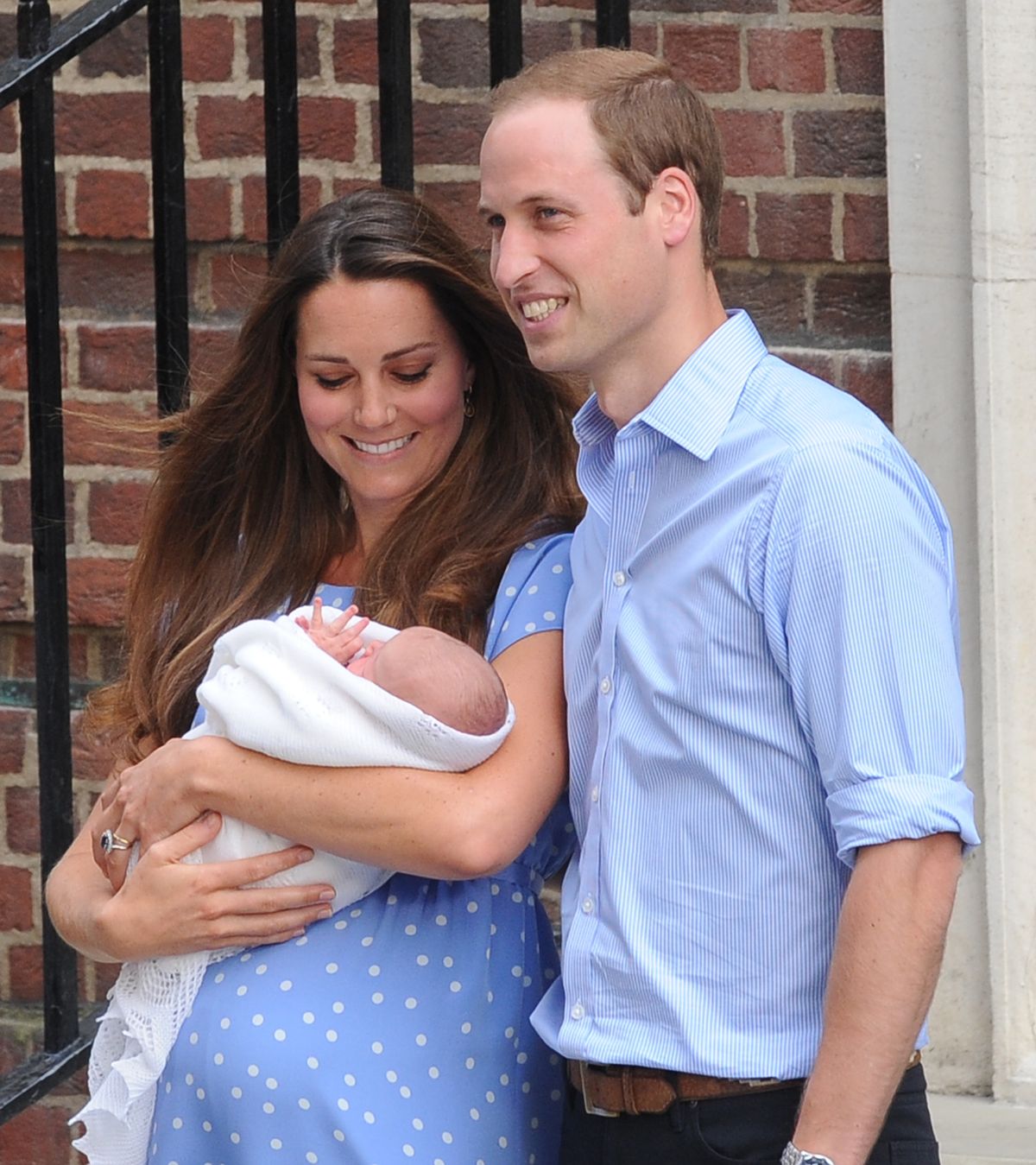 2013-ban Katalin hercegnő gyermekével a karjában, pöttyös ruhában. 