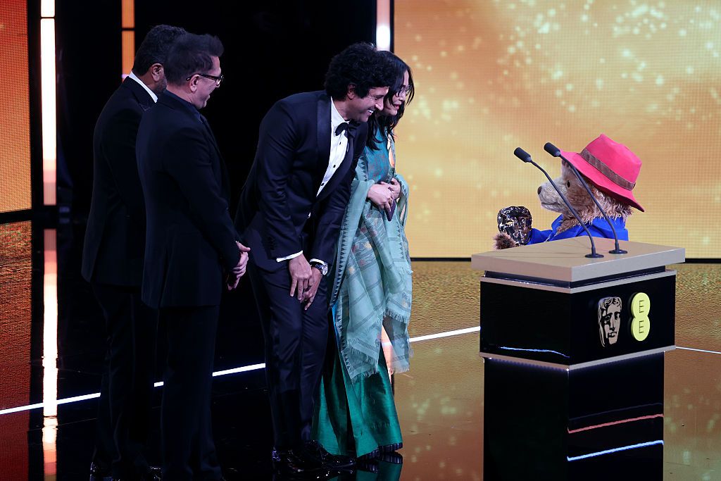 Ritesh Sidhwani, Alan McAlex, Farhan Akhtar and Lakshmipriya Devi vették át Paddington mackótól a díjat a BAFTA díjátadón.