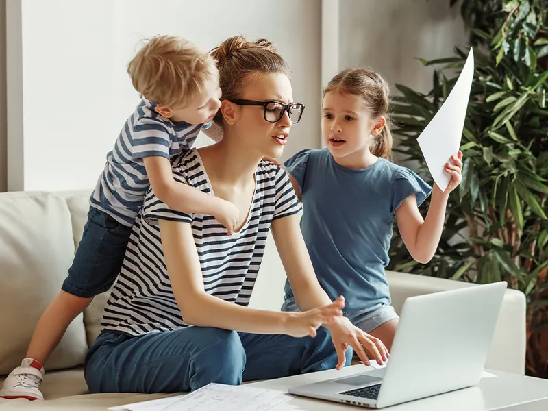 Gördülékeny visszatérés GYES után – bevált tippek dolgozó anyáknak