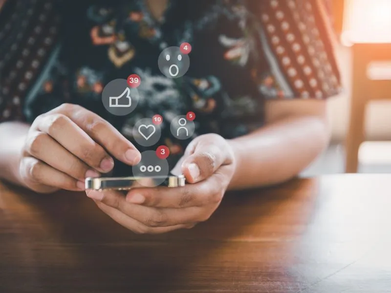 Az online világ sötét oldalára is oda kell figyelnünk