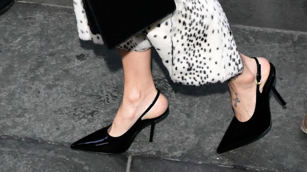 rózsafüzér-tetoválás egy nő bokáján, aki magassarkú cipőt visel