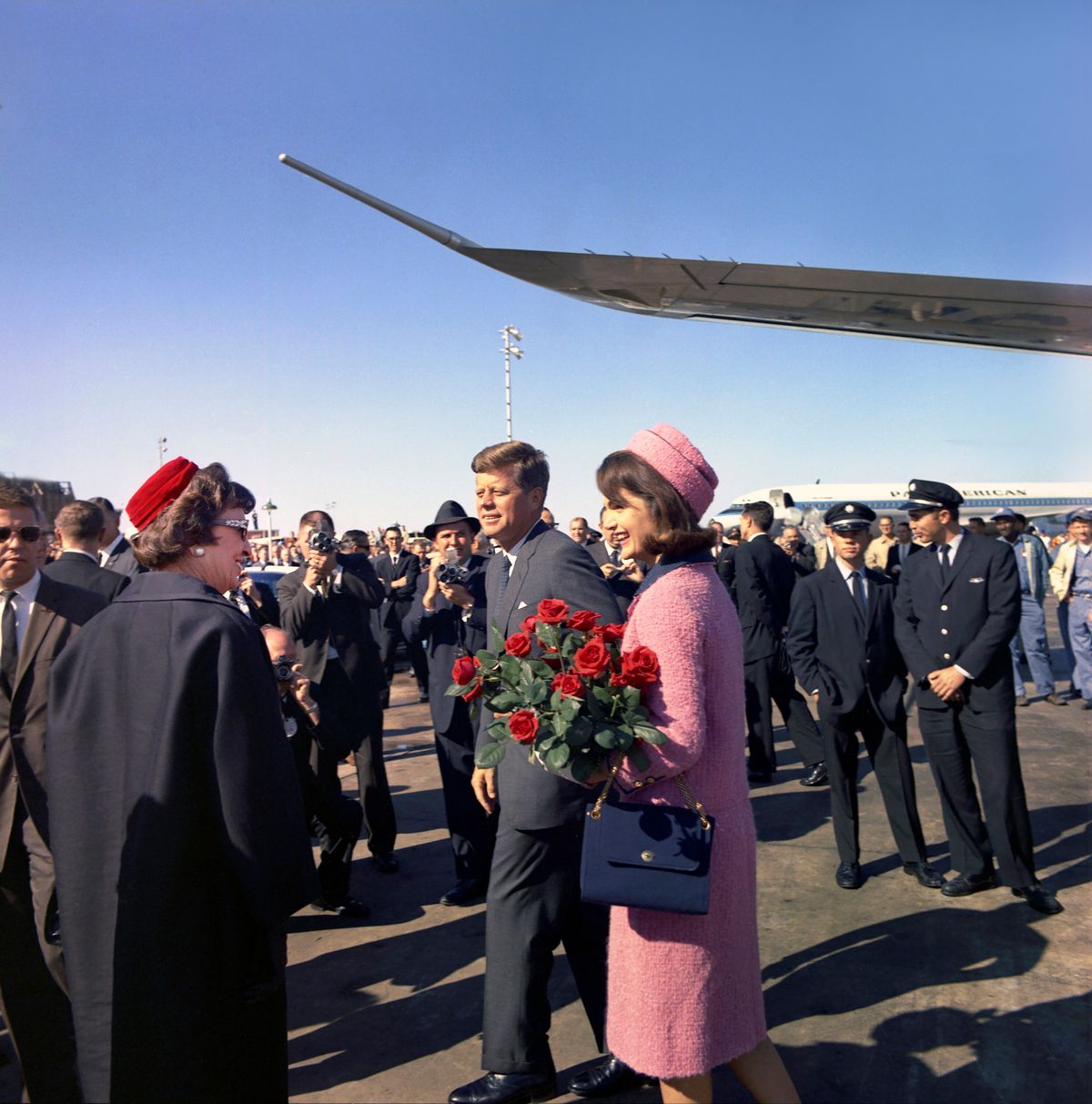 John F. Kennedy amerikai elnök és felesége, Jackie Kennedy first lady a Love Field repülőtéren, Dallasban 1963. november 22-én