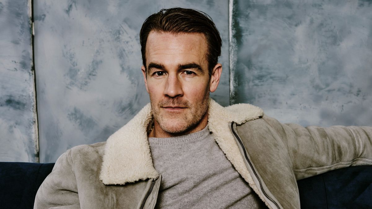 A képen James Van Der Beek látható barna kabátban, komor arckifejezéssel