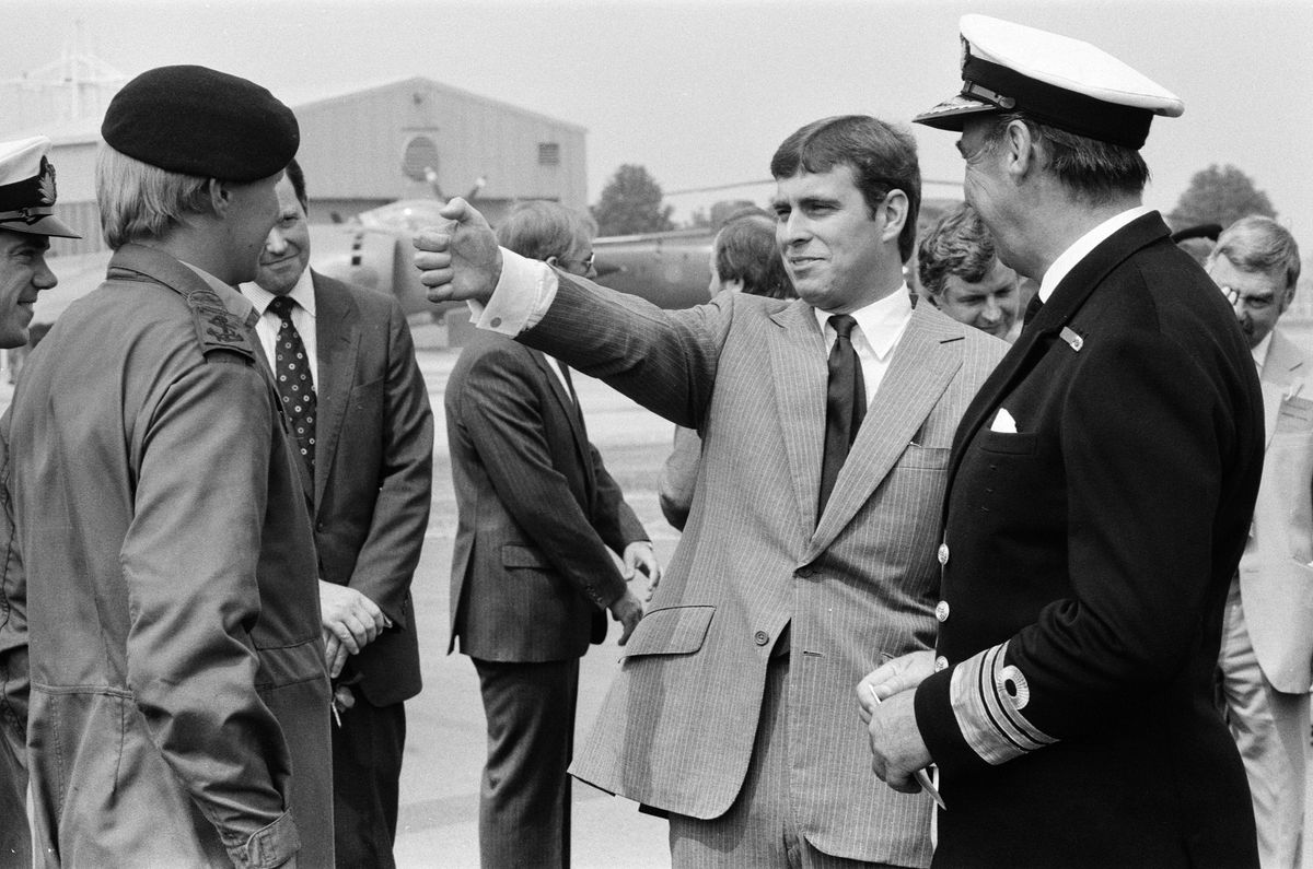 A Falkland-szigeteki konfliktus idején helikopterpilótaként teljesített szolgálata hősi státuszba emelte Andrást.