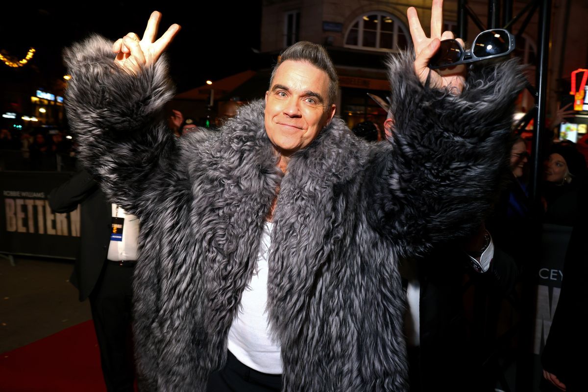 Robbie Williams a "Better Man" c. film premier előtti vetítésén egy szőrmekabátban.