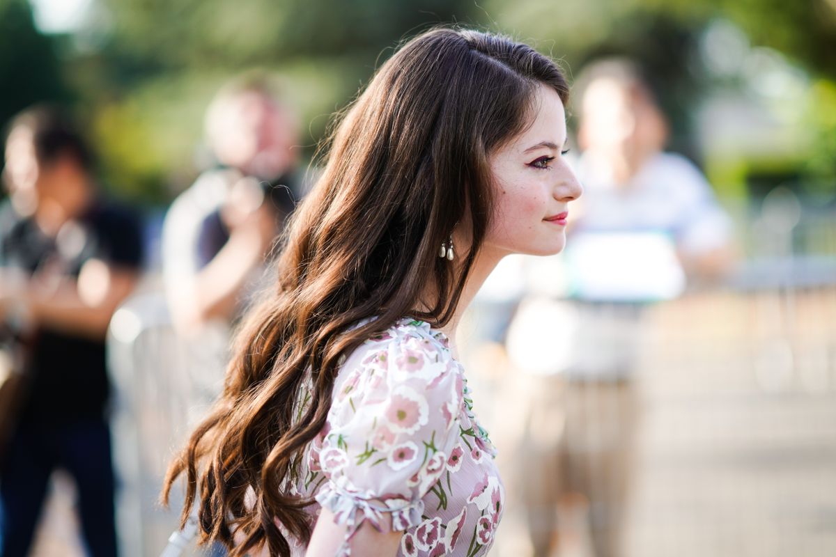 Mackenzie Foy lágy és természetes hajviselete