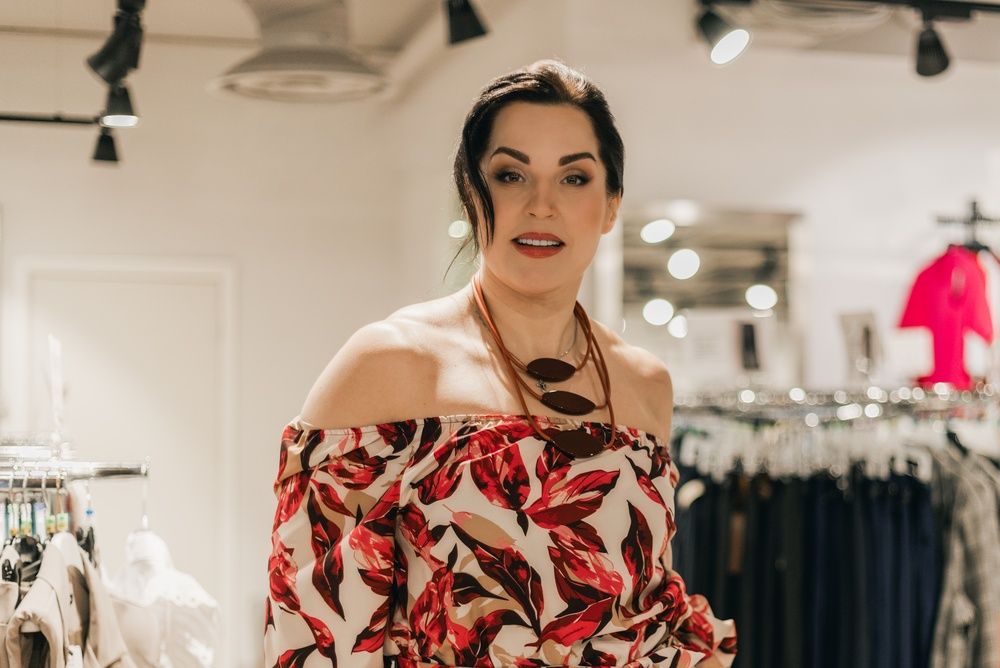 Plus-size nő és az ejtett vállú felsők előyei